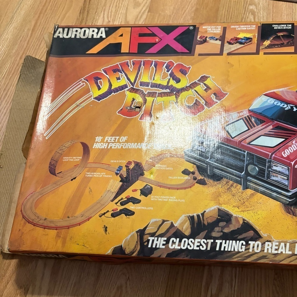 Vintage 1989 Aurora AFX Devil's Ditch Race Track Toys R Us W/ 2 Trucks - Picture 3 of 12